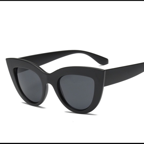 ❤️❤️❤️❤️❤️LAST ONE!!!!➰CAT EYE SUNGLASSES ➰ - Picture 2 of 5